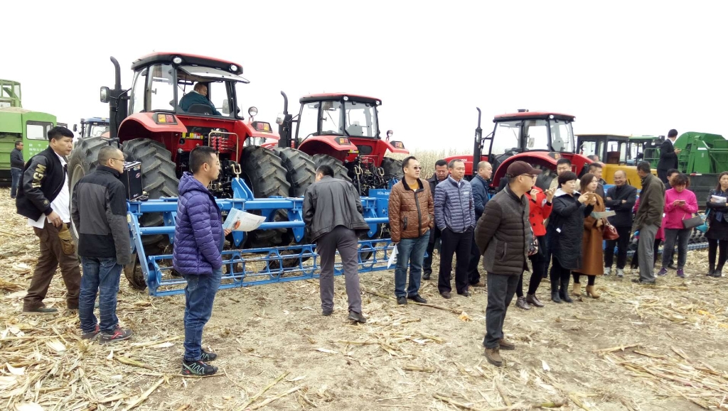 兴发娱乐国三大型拖沓机在黑龙江省深松深耕现场演示会上大放异彩